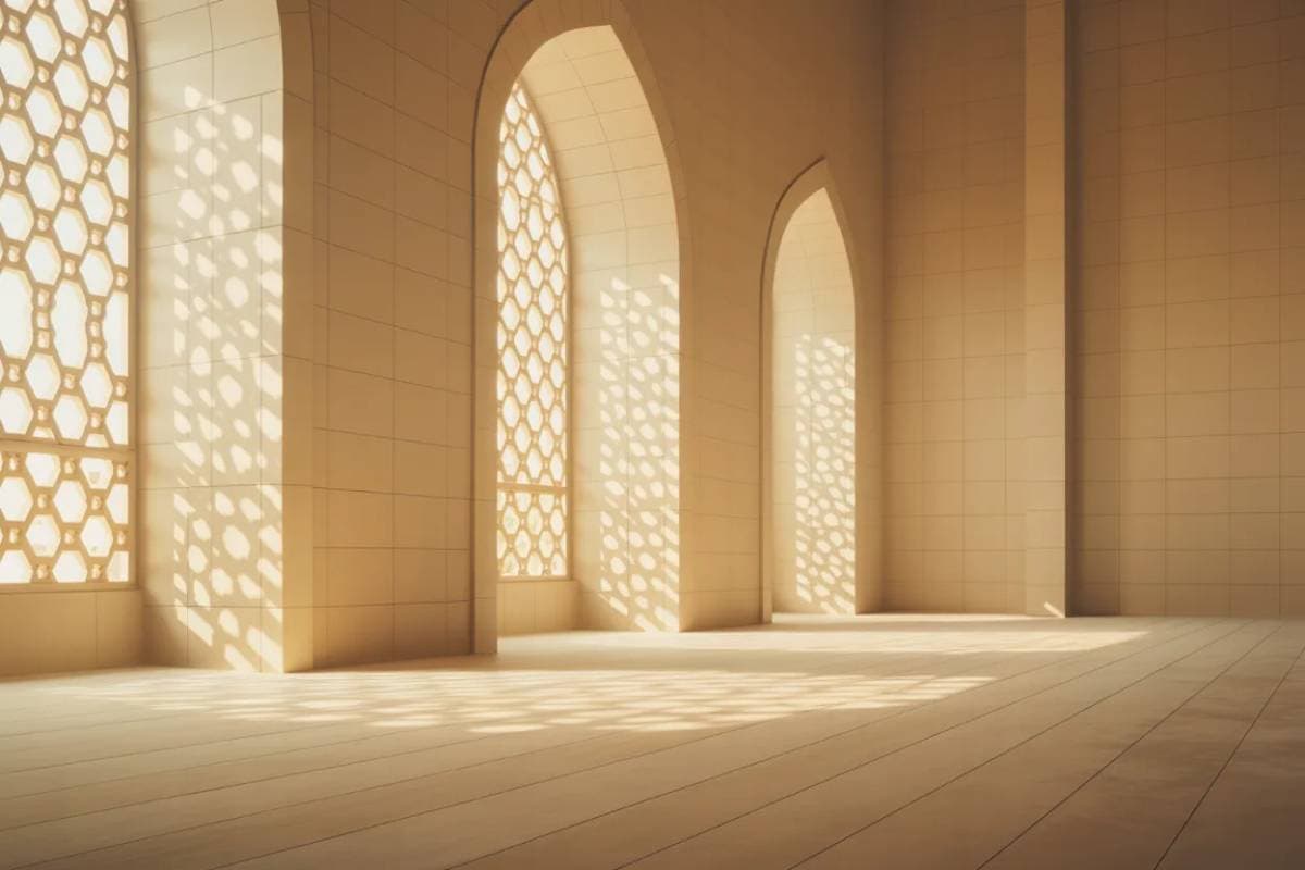 Arches de mosquée avec moucharabieh et lumière dorée symbolisant la sacralité du mois de Rajab en islam