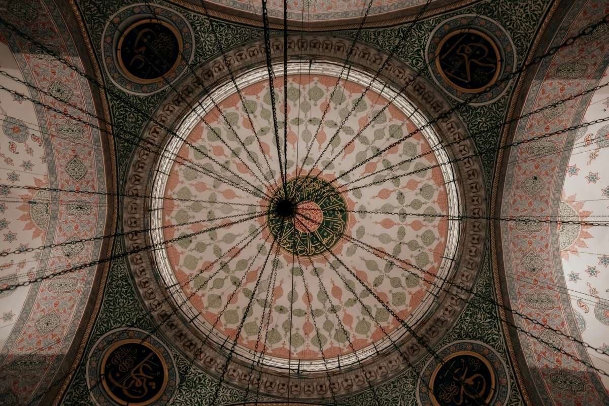 Coupole de mosquée ornée d'art islamique et de calligraphie