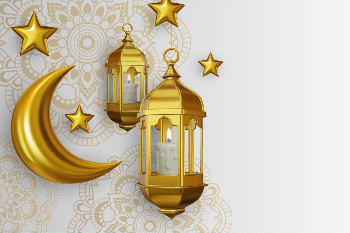 Croissant de lune doré et lanternes islamiques symbolisant l'Aïd el-Fitr après le Ramadan