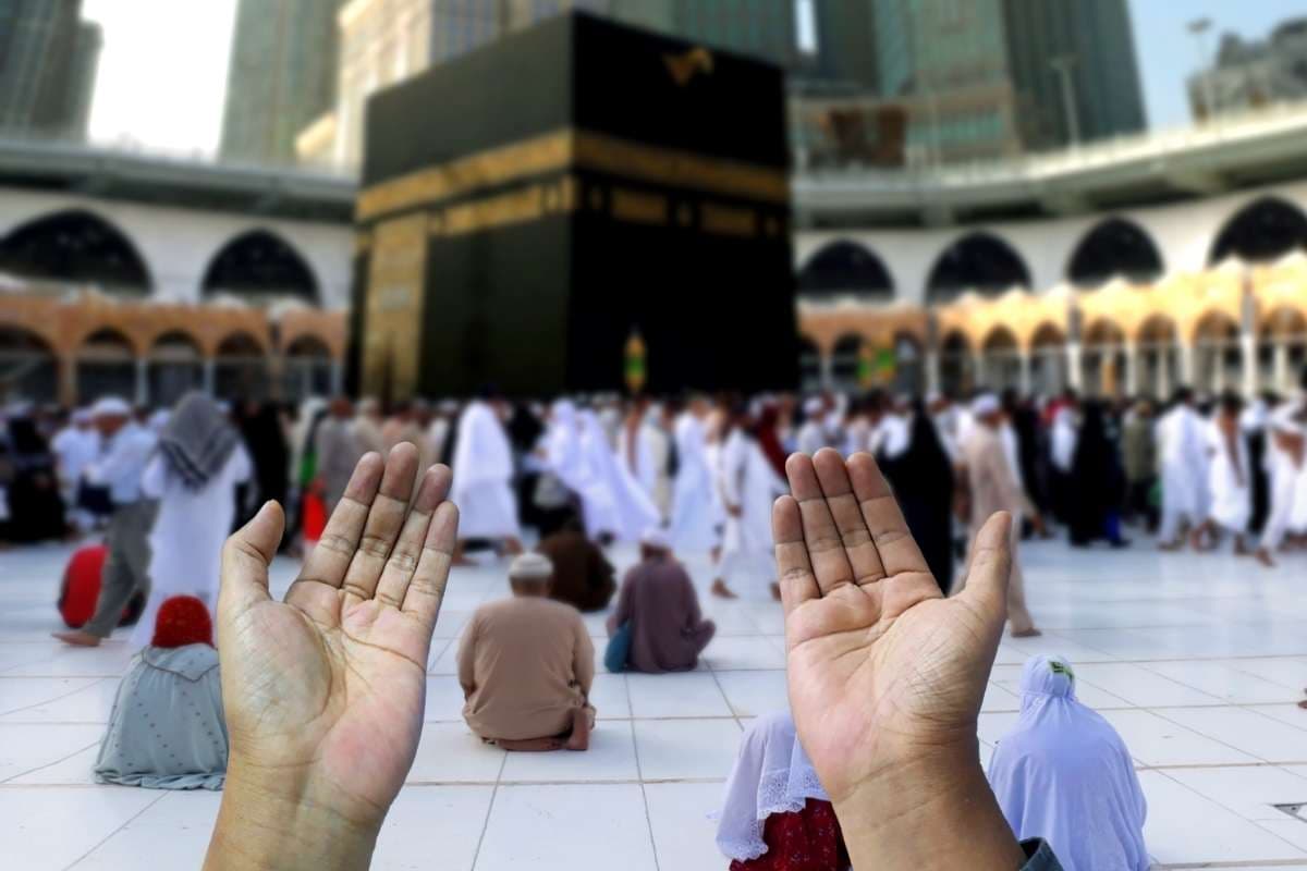 Vue de la Kaaba entourée de pèlerins accomplissant le tawaf lors du hajj en islam