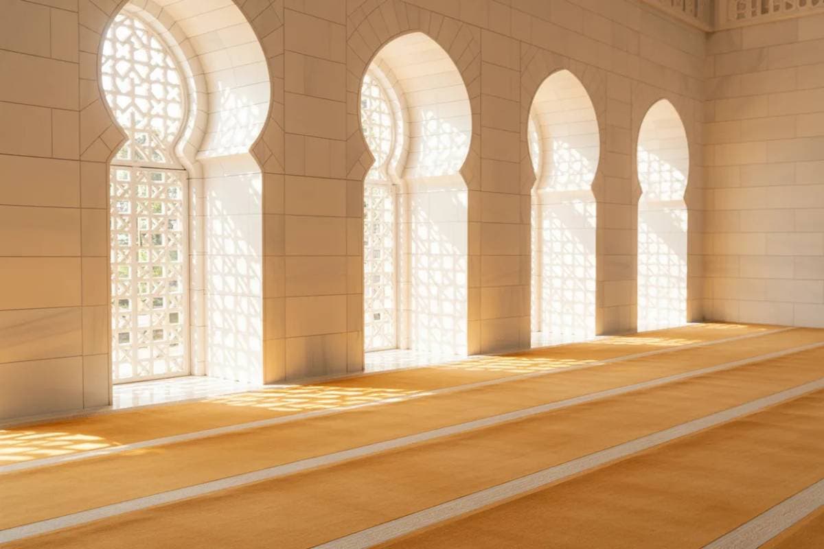 Intérieur de mosquée avec arches et lumière symbolisant la sérénité avant un examen de permis de conduire en islam
