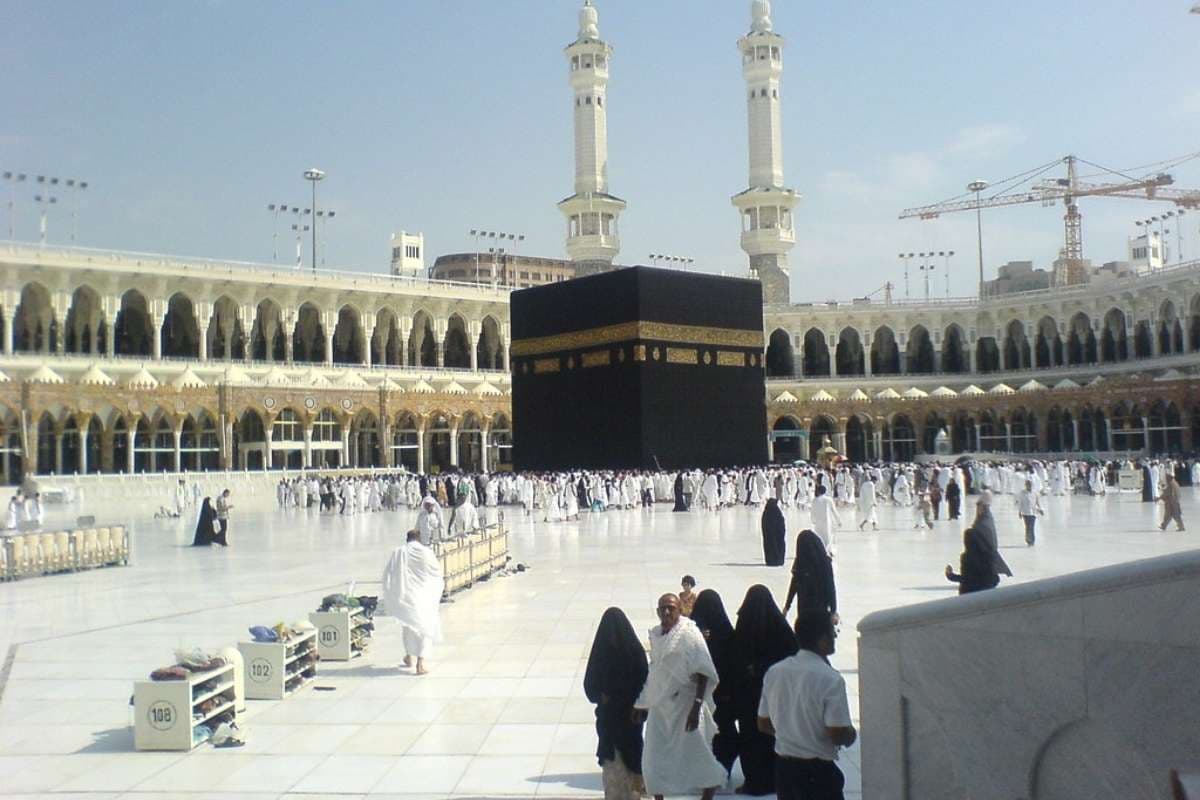 Pèlerins autour de la Kaaba à La Mecque lors du hajj