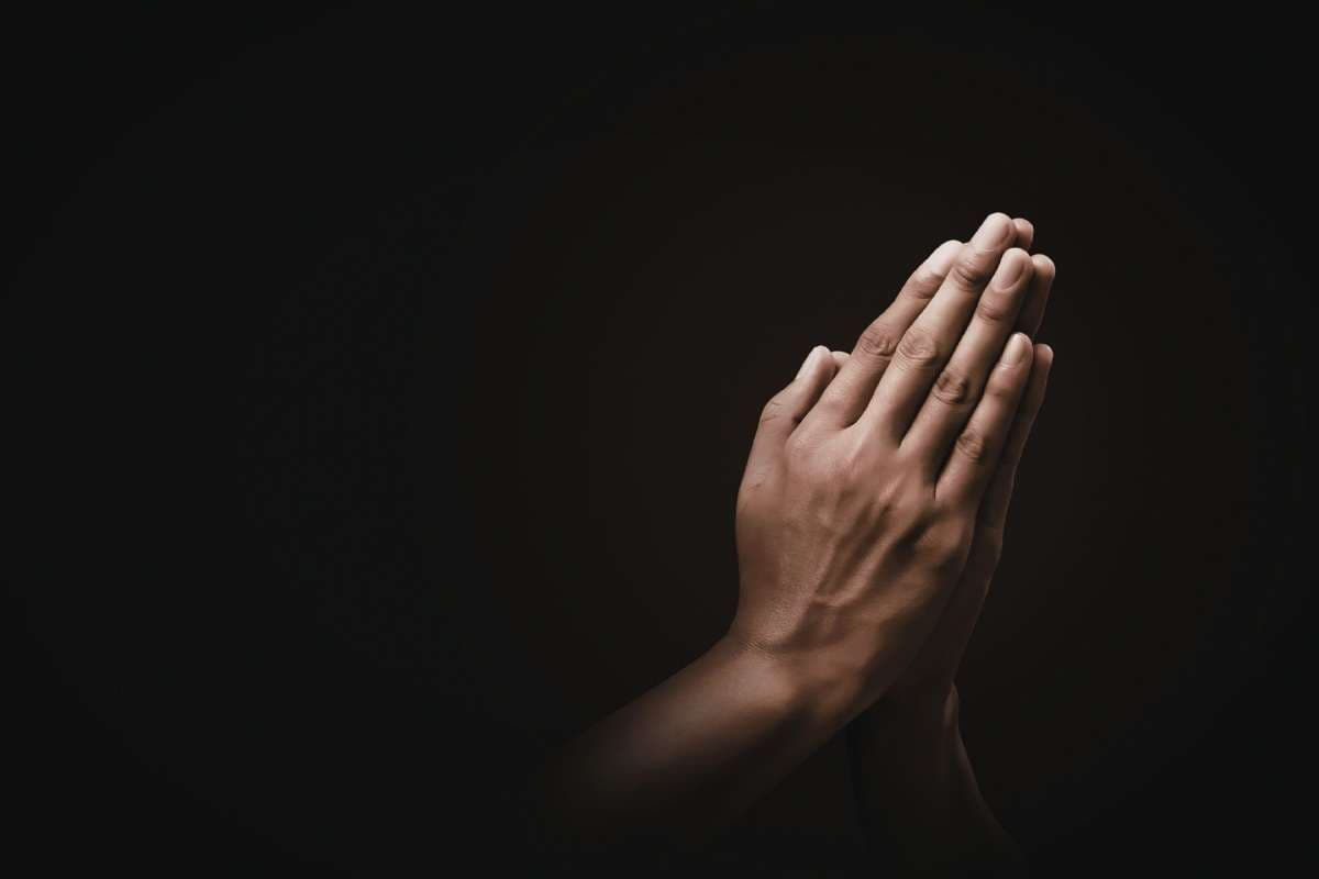 Mains levées en invocation et prière, attitude recommandée après un rêve lié aux toilettes en islam